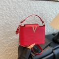 Borsa a tracolla rossa con trama a onde e fibbia metallica a V in finitura oro - Rosso