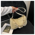 Dettaglio borsa in paglia beige con catena decorativa di conchiglie e perle - Cachi