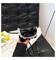 Detalle de bolso bandolera negro con un gran lazo y borde de encaje blanco suave - Negro
