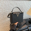 Elegante borsa a tracolla nera con trama a coccodrillo e fibbia dorata a forma di V - Nero