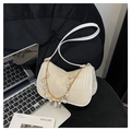 Dettaglio della borsa in paglia con ciondoli di perle, catena dorata e inserti in pelle - Beige