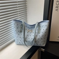 Bolso tote acolchado azul claro con estampado K y lazo dorado en el alféizar - Azul