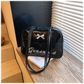 Dettaglio della borsa bowling in pelle PU nera lucida con fiocco bianco e ricamo - Nero