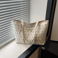 Bolso tote crema elegante con textura de burbujas y motivos de lazos negros para mujer - Blanco