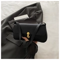 Sac sous le bras classique en cuir noir à grain litchi avec fermoir doré chic - Noir