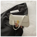 Sac à bandoulière en cuir litchi blanc avec fermoir doré et bandoulière fine - Blanc