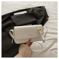 Primer plano del bolso cuadrado de charol blanco mostrando la textura brillante y hebilla de oro - Blanco