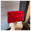 Bolso bandolera rojo brillante con cadena y asa metálica troquelada única - Rojo