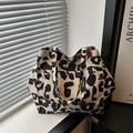 Grand sac cabas en toile avec imprimé léopard noir et blanc et poches à rivets - Kaki