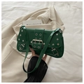 Bolso de hombro verde esmeralda en charol estilo punk con remaches y hebilla de metal - Verde