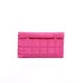 Gesteppte rosa Puffer-Clutch mit Karostickerei und goldenen Metallringen - Rosarot