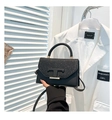 Schwarze mattierte Ledertasche mit Glitzerdiamanten und goldener T-Schließe - Schwarz