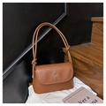 Dettaglio borsa a tracolla in pelle marrone con fiocco metallico e tracolla annodata - Marrone