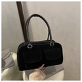 Bolso de hombro retro en ante negro con bolsillos frontales de solapa y asas delgadas - Negro