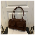 Bolso tote vintage de ante marrón oscuro con bolsillos frontales y asas finas sobre silla - Marrón