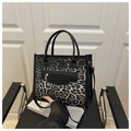 Dettaglio della borsa tote leopardata con finiture in pelle nera e tasca con zip metallica - Nero
