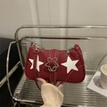 Borsa sottobraccio in pelle rossa martellata con toppe a stella bianche e cuciture a contrasto - Rosso