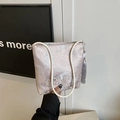 Sac seau en jacquard champagne avec motif traditionnel et breloque à pompon - Rose