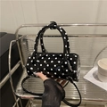 Schicke Zylindertasche aus schwarzem Lackleder mit weißen Punkten und Schultergurt - Schwarz