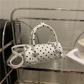 Zylindrische Handtasche in Weiß mit schwarzen Punkten und verstellbarem Trageriemen - Weiß
