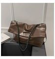 Detail einer braunen PU-Leder-Tote mit schwarzen gedrehten Seilgriffen auf grauem Stand - Braun