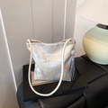 Sac seau en jacquard bleu avec broderie traditionnelle chinoise et pompon en soie - Blanc