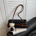 Donkerblauwe denim baguette tas met bruine leren riemen en witte beer hanger decor - Bruin met Hanger