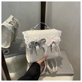 Detalle de la mochila de cuero crema con ribete de encaje y relieve de gato lindo - Blanco