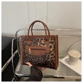 Borsa piccola quadrata con stampa leopardata, doppi manici e cerniera dorata - Grigio