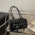 Borsa a spalla in pelle verniciata nera retrò con tasche esterne e fibbie argento - Nero