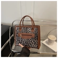 Borsa tote leopardata con manici marroni e dettaglio tasca con cerniera frontale - Marrone