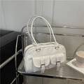Borsa Boston in pelle verniciata bianca con doppie tasche frontali e manici lunghi - Bianco