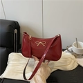 Elegante bolso de hombro en charol rojo con una hebilla de lazo metálica dorada - Rojo