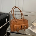 Elegante borsa bowling in vernice color caramello con doppie tasche e manici sottili - Marrone