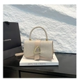 Bolso dorado champán con brillo, hebilla metálica en D y diseño de solapa curva - Dorado