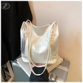 Borsa tote in seta bianco crema con ricamo cinese e dettaglio nappina su libro - Bianco