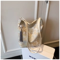 Elegante borsa tote ricamata con motivo paesaggistico dorato e ciondolo con nappa grigia - Argento