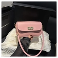 Bolso bandolera de cuero rosa con cierre dorado trenzado y correa de hombro - Rosa