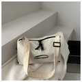 Minimalistische ivoren nylon crossbodytas met zwarte letteropdruk en geweven details - Wit