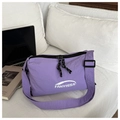 Detail van lavendelkleurige crossbodytas met zwarte dubbele ritsen en FANYISSA merklogo - Paars