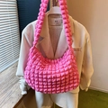 Pinke Wolken-Tasche mit Popcorn-Struktur, weichem Falten-Design und breitem Schultergurt - Rosenrosa