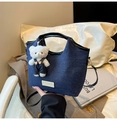 Borsa tote in denim blu scuro con manici neri e ciondolo a forma di orsetto bianco - Nero (Con Ciondolo)
