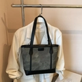 Borsa tote retrò grigia con trama marmorizzata e tracolla nera su una giacca - Nero Senza Ciondolo