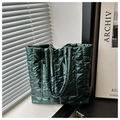 Detalle del bolso tote acolchado verde con acabado brillante y textura suave de nube - Verde