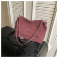 Detalle de bolso de hombro en cuero rosa oscuro con cadena plateada y logotipo - Carmín