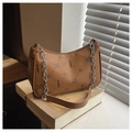 Detail der braunen Halbmond-Tasche mit Cartoon-Print, Lychee-Struktur und Silberkette - Braun