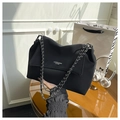 Primer plano del bolso de cuero negro con cadena plateada y estampado de moda frontal - Negro