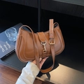 Sac sous le bras en cuir marron avec finition brillante et fermoir métallique élégant - Marron