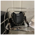 Schicke schwarze Beuteltasche mit Lychee-Narbung, Goldkette und Logogurt - Schwarz