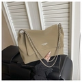 Bolso tote minimalista de cuero caqui con cadena plateada y solapa en forma de V - Caqui